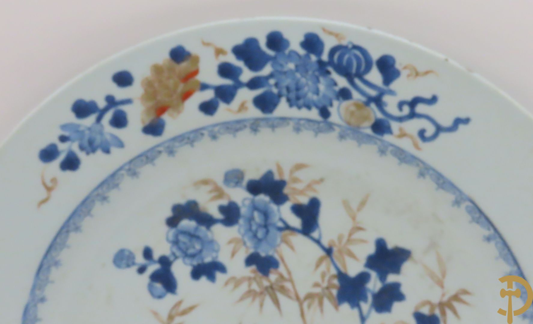 Porseleinen Imari bord met dierenmotieven in florale omgeving