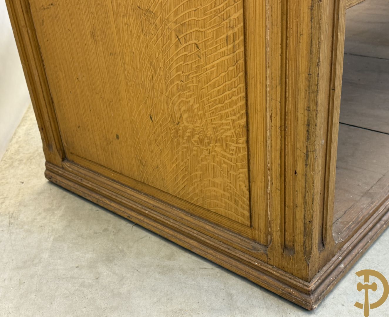 Pine winkeltoog met étagère in faux bois beschilderd