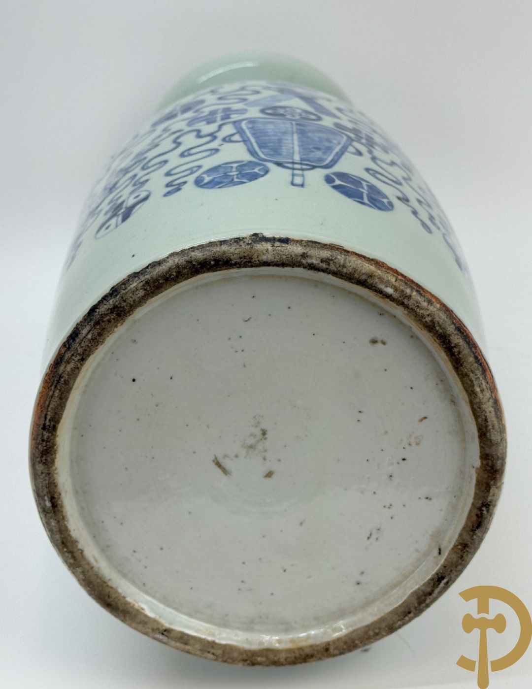 Chinese porseleinen celadon vaas met antiquiteitendecor
