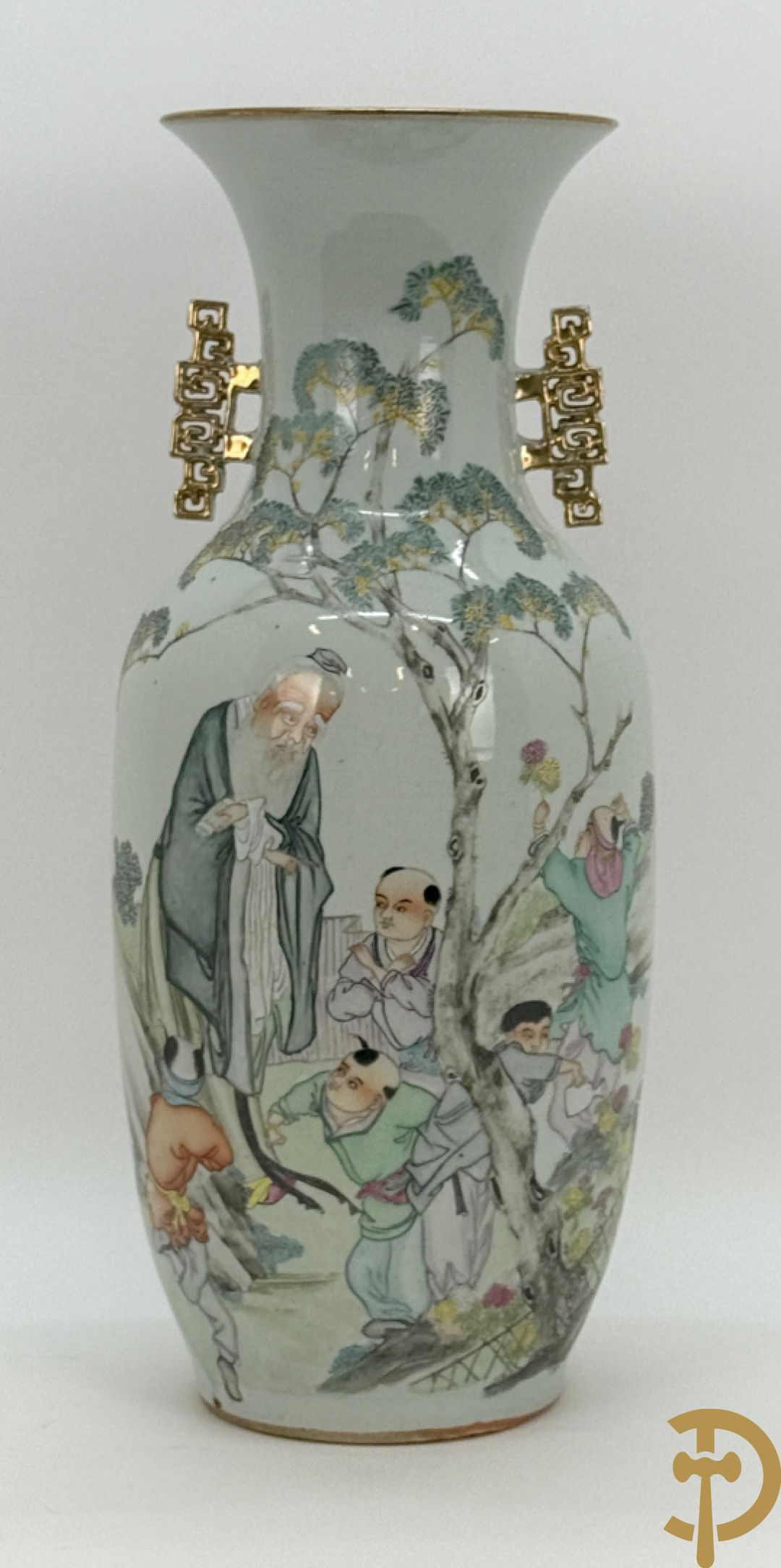 Chinese porseleinen vaas met decor van wijsgeer omgeven door kinderen