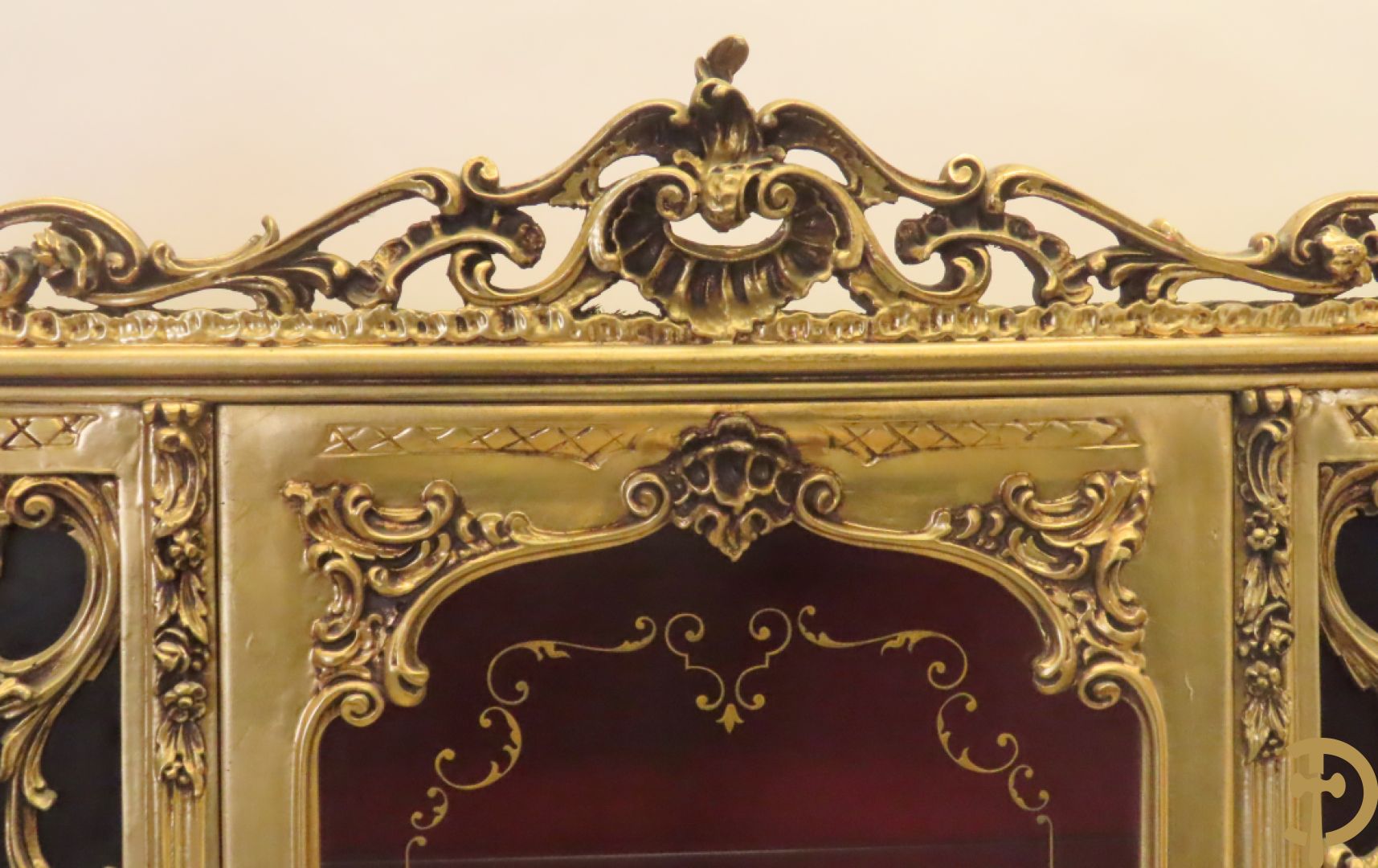 Uitzonderlijke vergulde Louis XV eetkamer bestaande uit vijfdeursdressoir met voluutvormige accanthusranken en rocailles, beschilderd met bloemenmotieven en centraal tafererel met hoornen des overvloeds + bijhorende spiegel vergulde tafel op voluutvormige poten met zes bijhorende stoelen + vitrine met accanthusranken en centrale deur, op voluutvormige poten