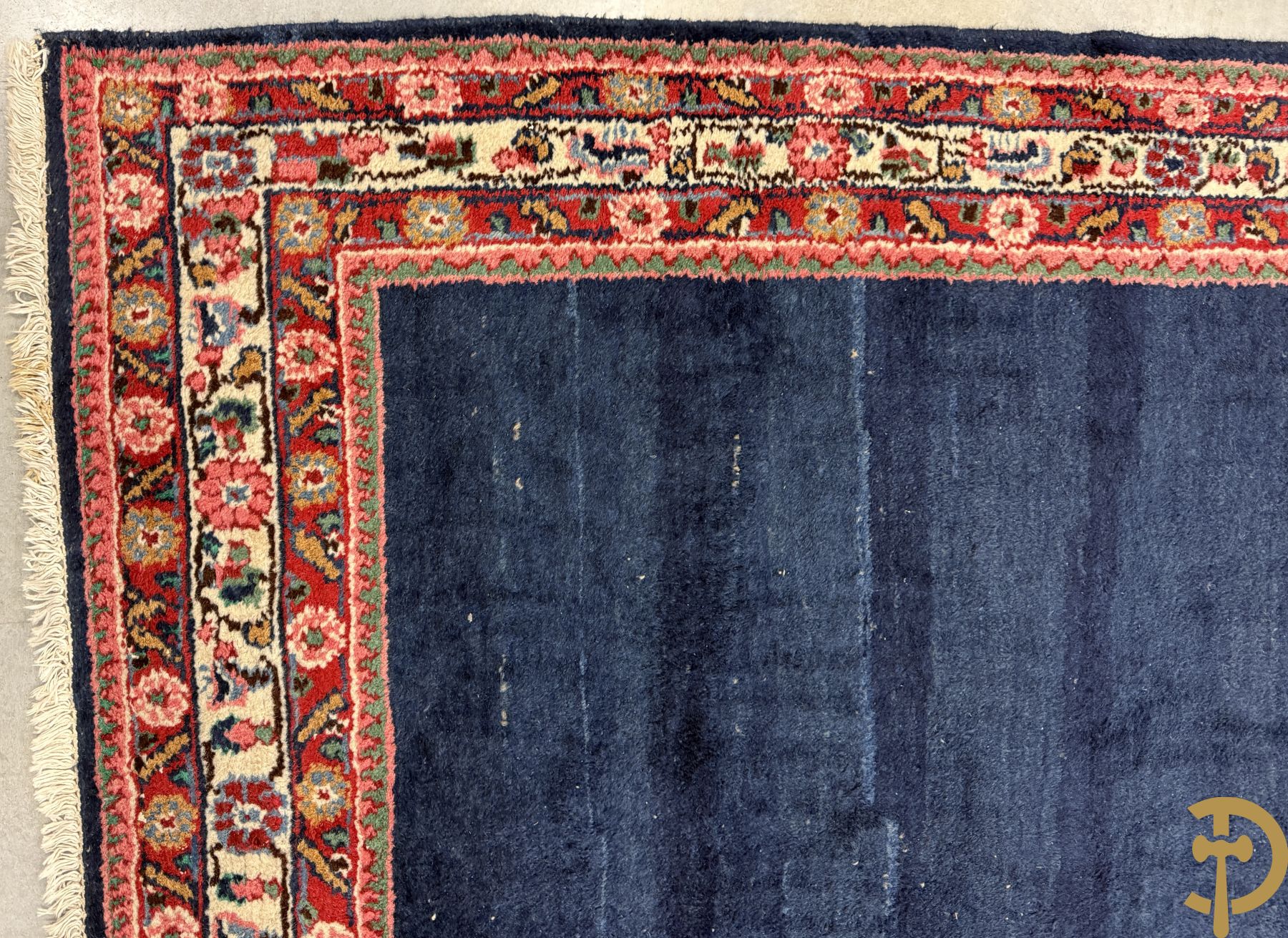 Drie oosterse handgeknoopte tapijten met blauwe fond