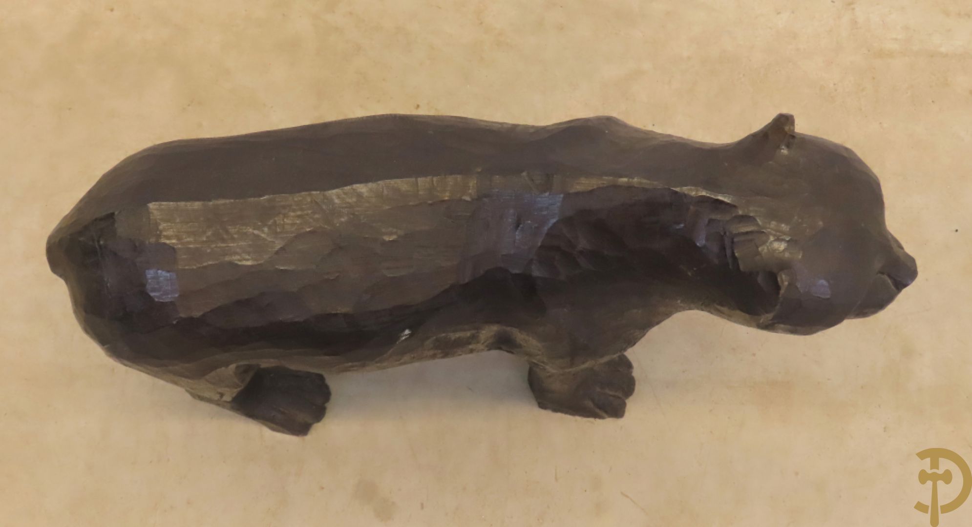 Kareem I.A. getekend onderaan : Houtgesculpteerde en gepatineerde panter