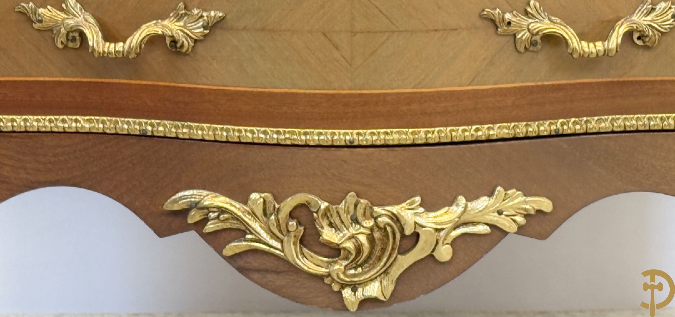 Notelaren zevenladenkast met bronsbeslag op voluutvormige poten - bovenaan marmeren blad