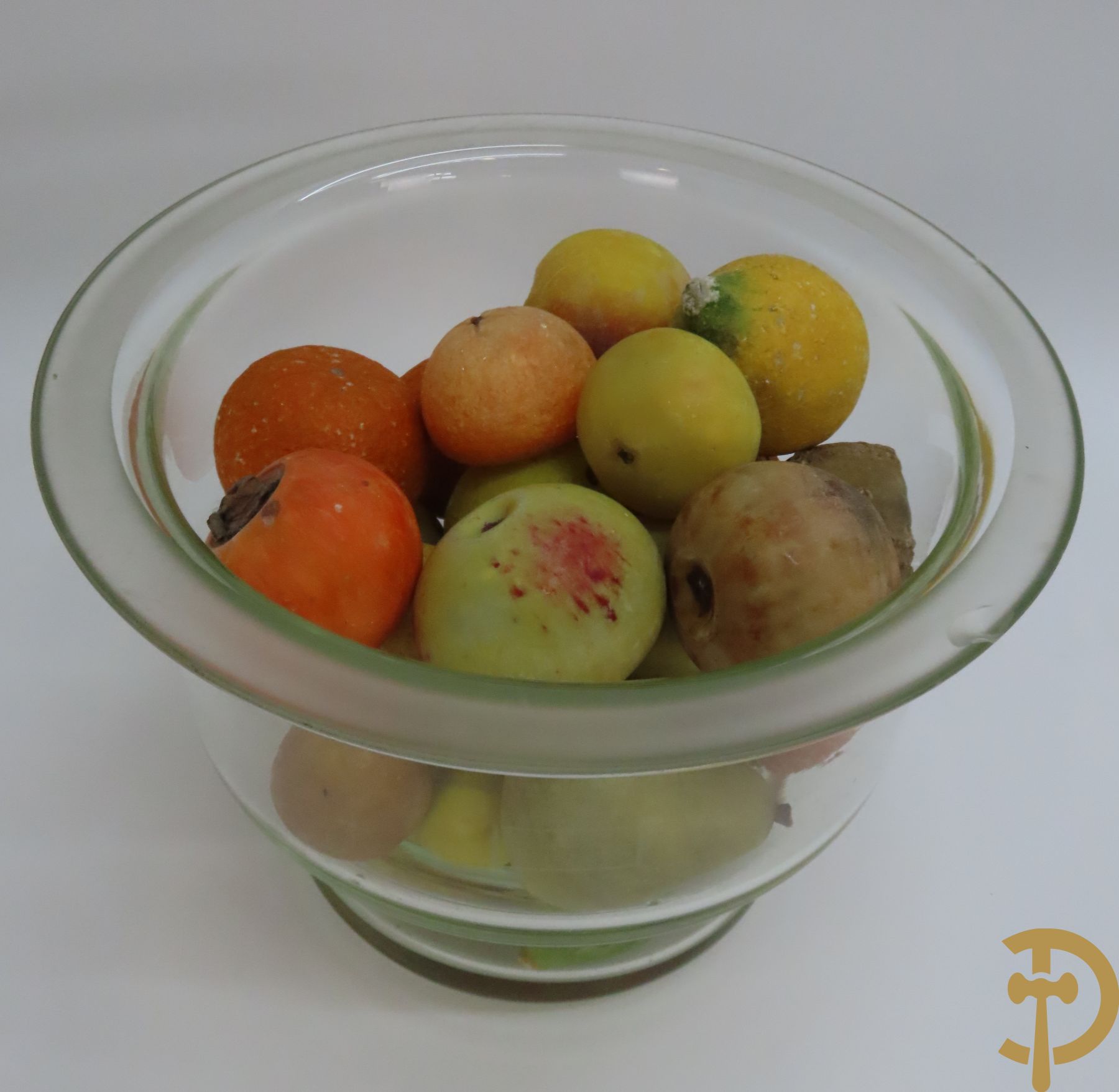 Verzameling imitatiefruit (citroenen, peren, mandarijnen, sinaasappels) van gesculpteerd albast in glazen bokaal
