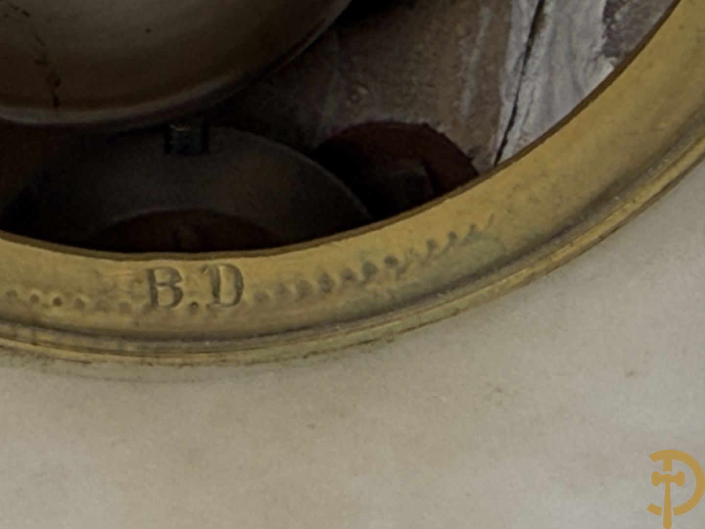 Driedelige garnituur met bronzen ornamenten van vogels en accanthusranken op marmeren basis