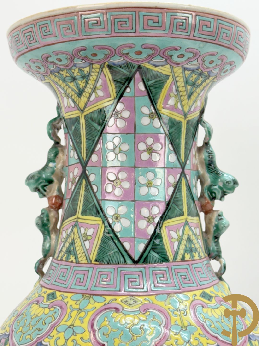 Chinese porseleinen vaas met ruitvormen en geometrische patronen, bovenaan met fo honden bezet