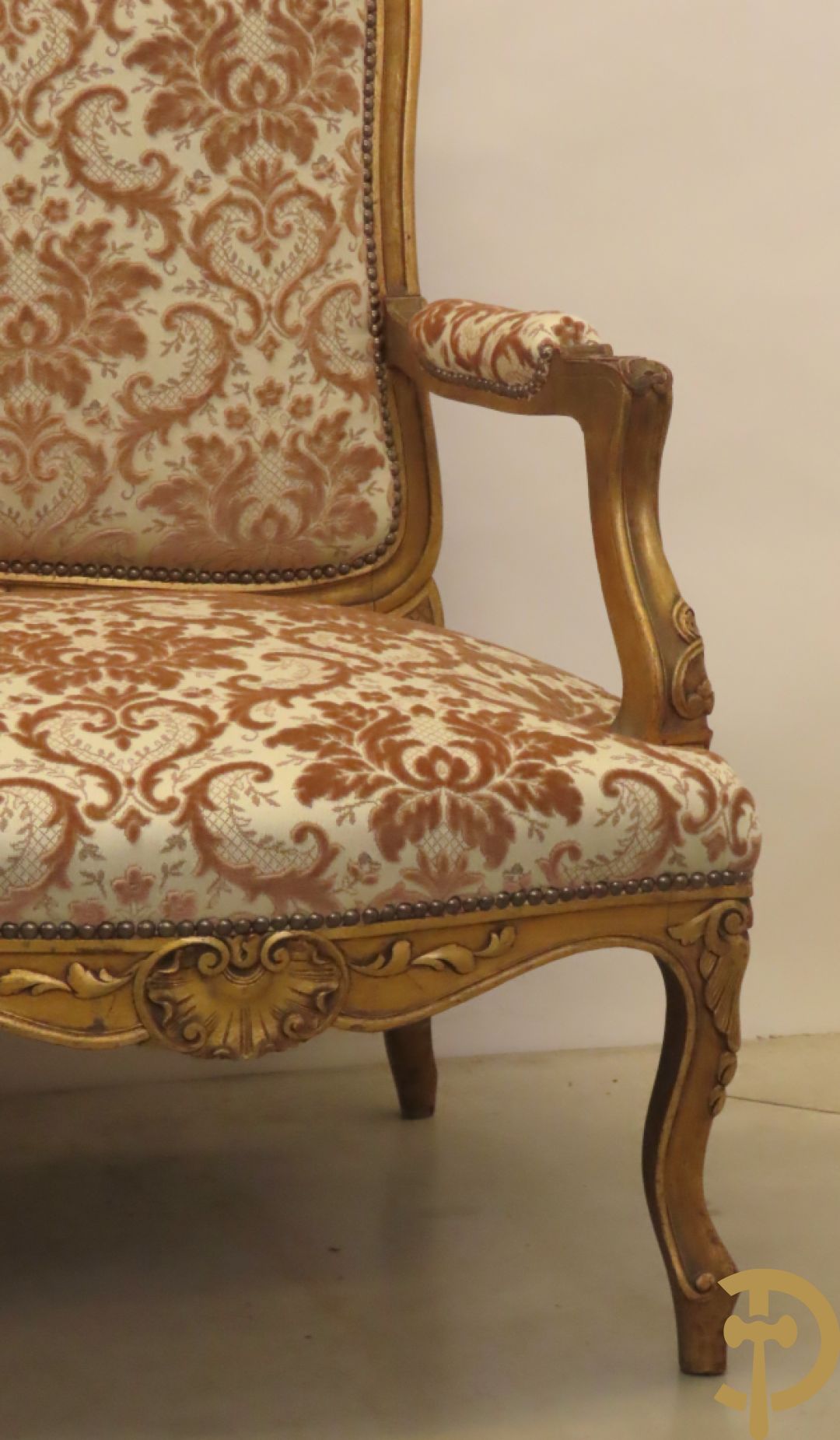 Vijfdelig verguld Louis XV salonensemble bestaande uit canapé en 4 fauteuils - met mooie accanthusranken en bloemensculptuur