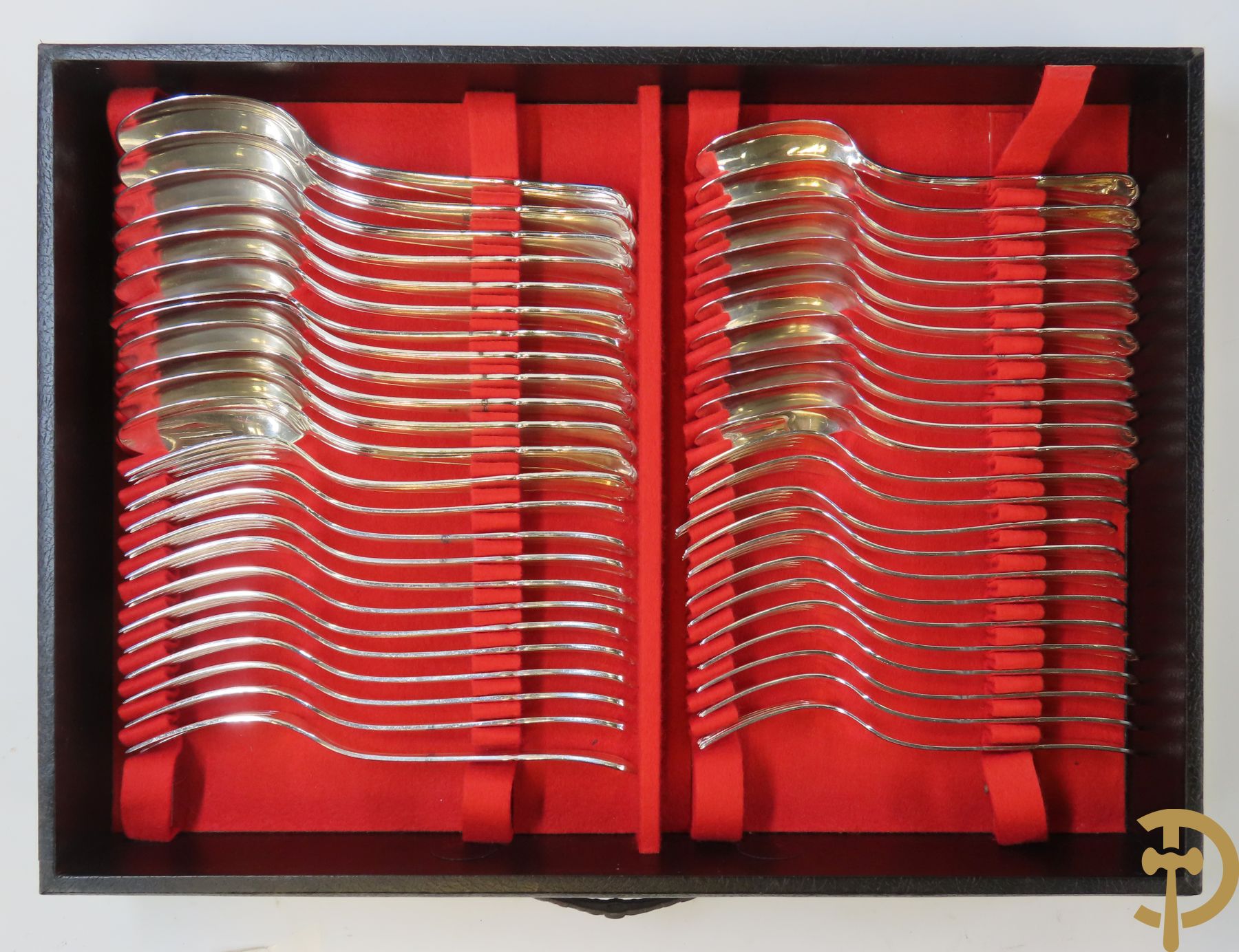 Massief zilveren Duits bestek in koffer bestaande uit 12 lepels, 12 vorken, 12 dessertlepels, 12 dessertvorken, 12 messen, 12 dessertmessen, 12 visvorken, 12 vislepels, 12 ijslepels, 12 mokkalepels, 12 kreeftenvorken, 12 kleine vorkjes, 3 koffielepeltjes en 14 losse stukken