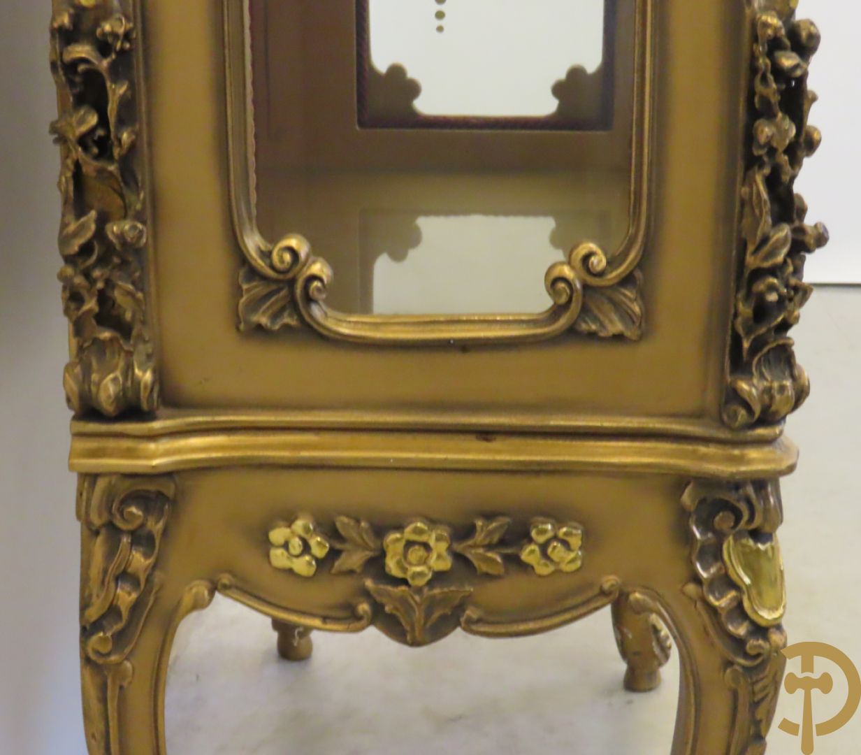 Vergulde vitrine met accanthusranken en ornamentiek in de ruiten geslepen, bovenaan bezet met marmeren blad