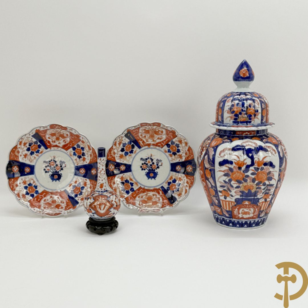 Japanse porseleinen Imari dekselvaas met bloemenmotief + klein flesvormig pique fleur vaasje + 2 Imari bordjes
