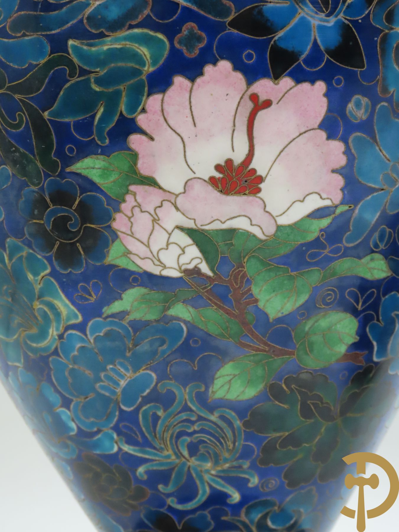 Paar blauwe cloisoné vazen met bloemendecor op sokkel