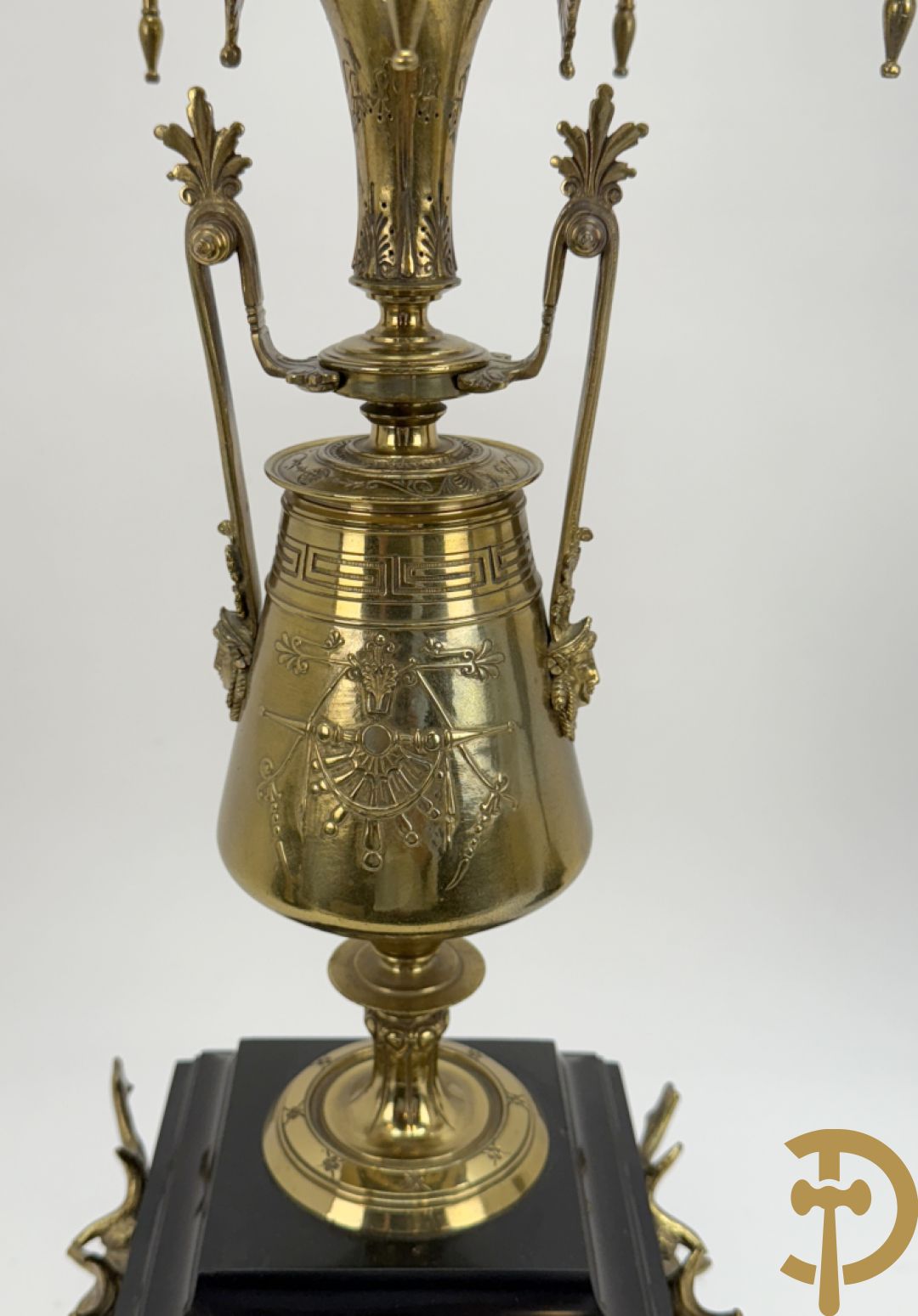 Zwart marmeren garnituur Napoleon III bestaande uit paar bronzen vuurrvergulde vijfarmige kandelaars bezet met vogels op zwarte marmeren basis met hertenkoppen + zwart marmeren middenstuk met klok bezet met hertenkoppen (zonder beeld)