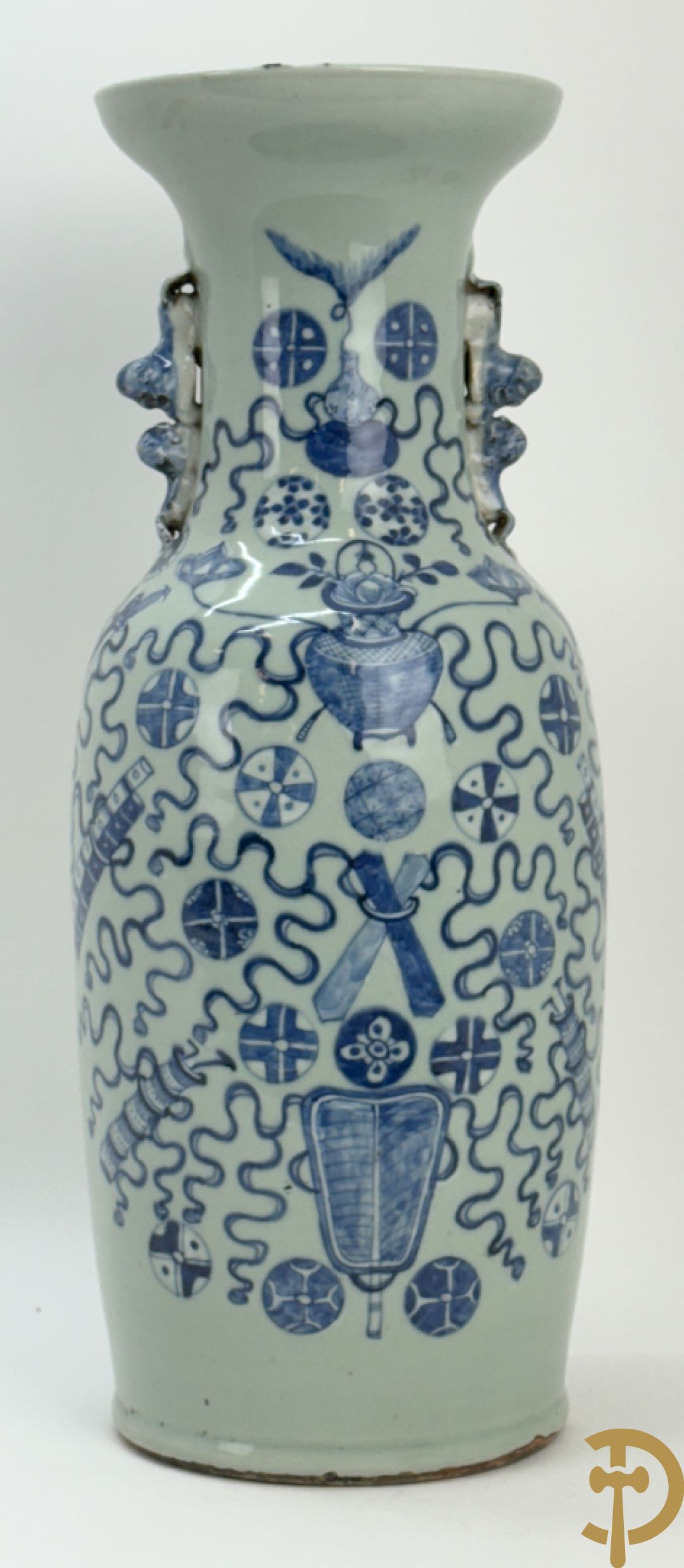 Chinese porseleinen celadon vaas met antiquiteitendecor