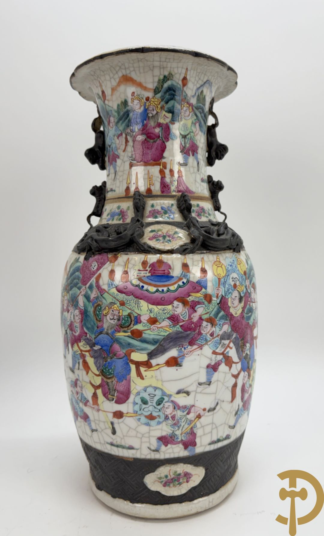 Paar Nankin vazen met dansende figuren en krijgertaferelen op houten sokkels