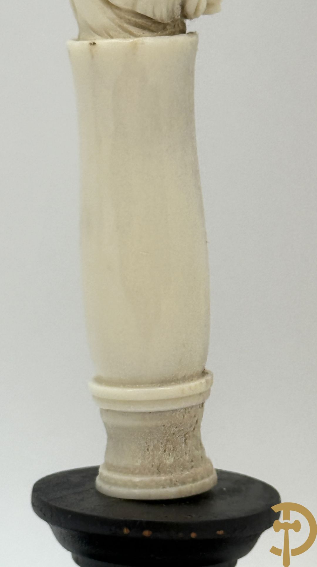 Twee handgesculpteerde hertegeweien in de vorm van een doodskop onder globe