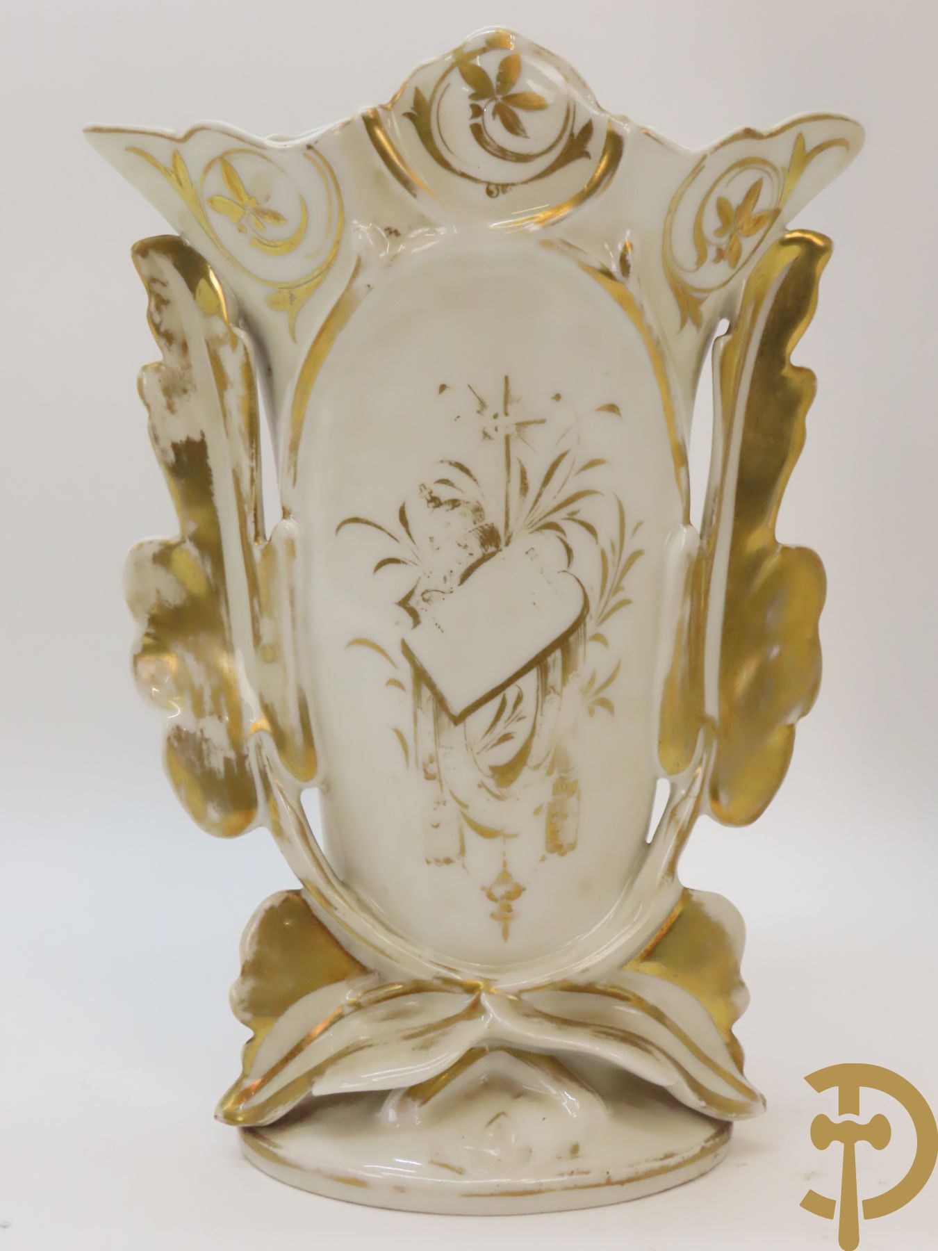 Porseleinen Vieux Paris vierarmige kandelaar met bloemen bezet + paar Vieux Bruxelles cornetvazen