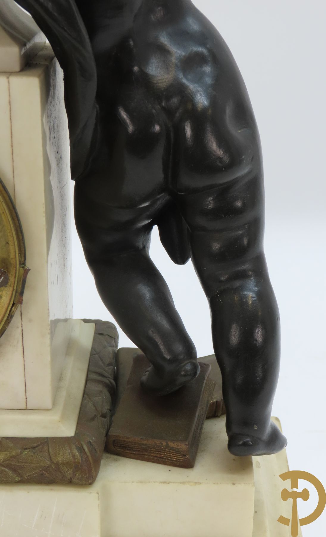 Marmeren pendule met bronzen cupido houdende een haan, Boutry - Seclin  getekend
