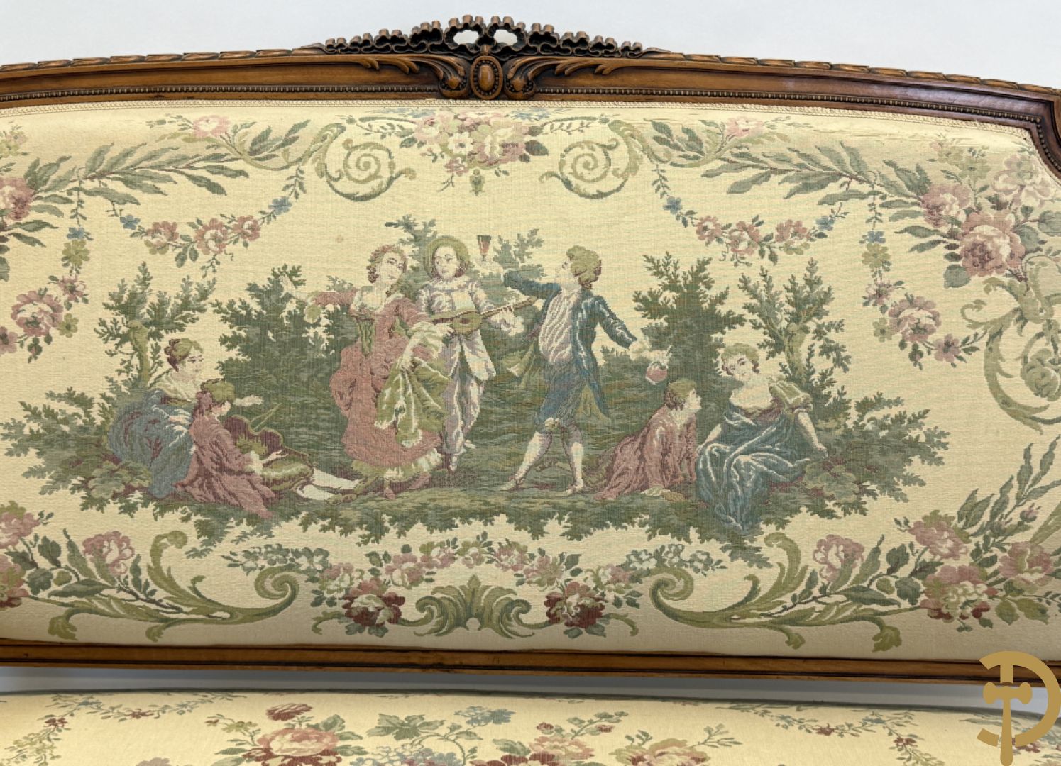 Vijfdelig notelaren Louis XVI salonensemble bestaande uit canapé, 2 armzetels en 2 stoelen