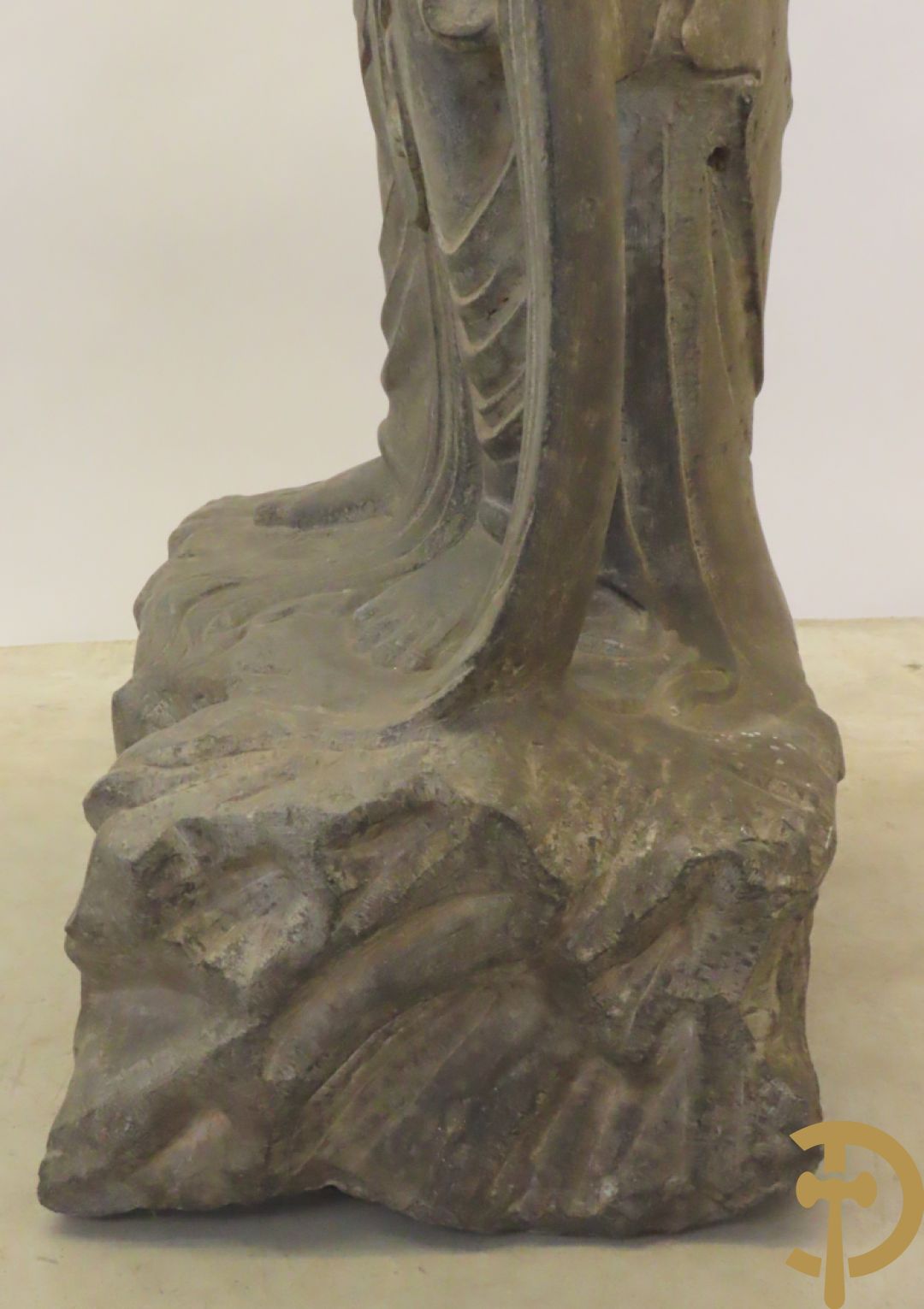 Aziatisch handgesculpteerd stenen beeld van een staande boedha