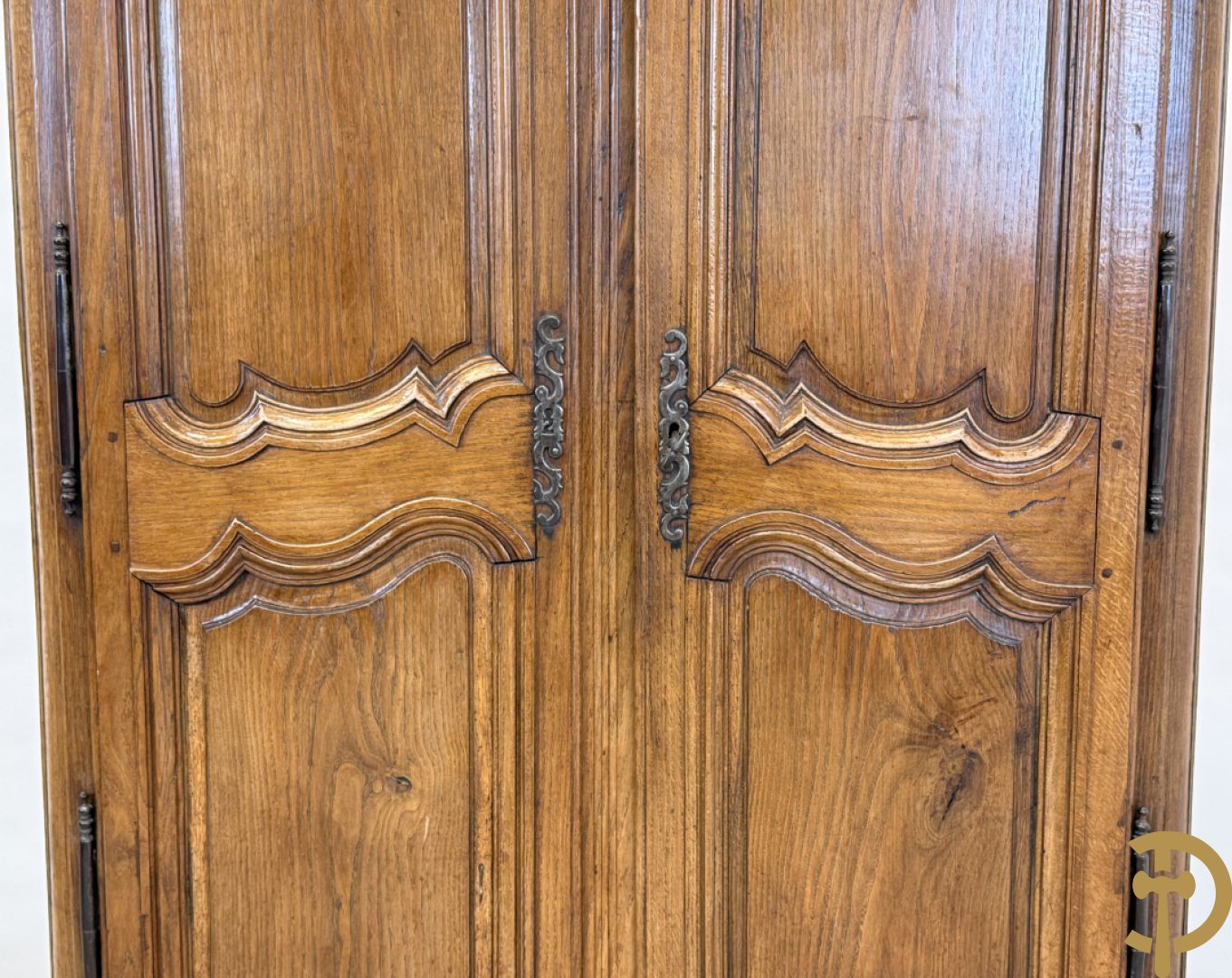 Massief eiken tweedeurskast met gezwaaide deuren op voluutvormige poten