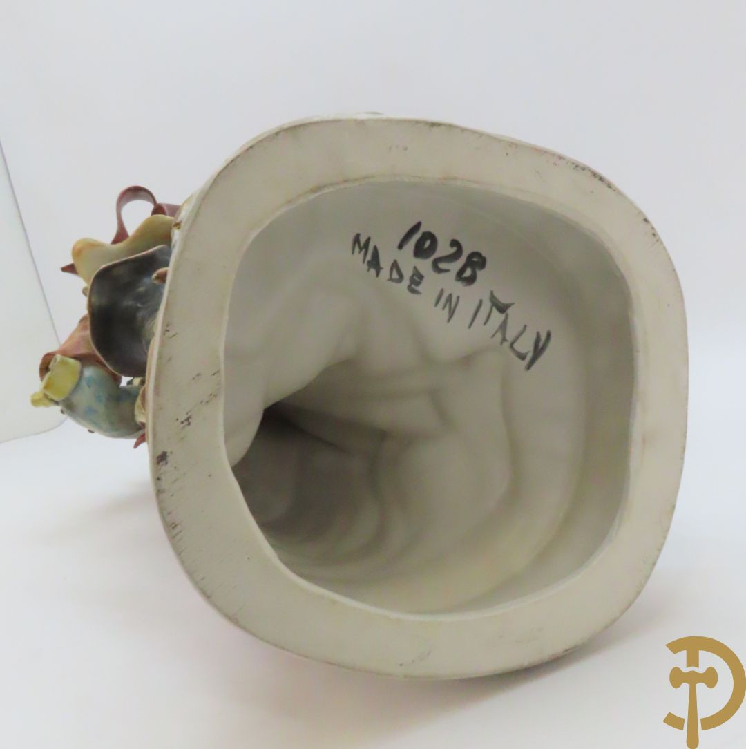 Twee Italiaanse beelden in meerkleurige faience, Cirano de Bergerac