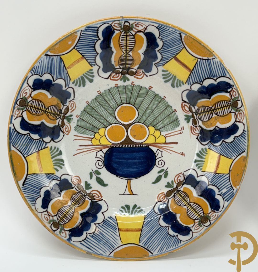 Paar Delftse meerkleurige pauwenstaartbordjes, achteraan gemerkt