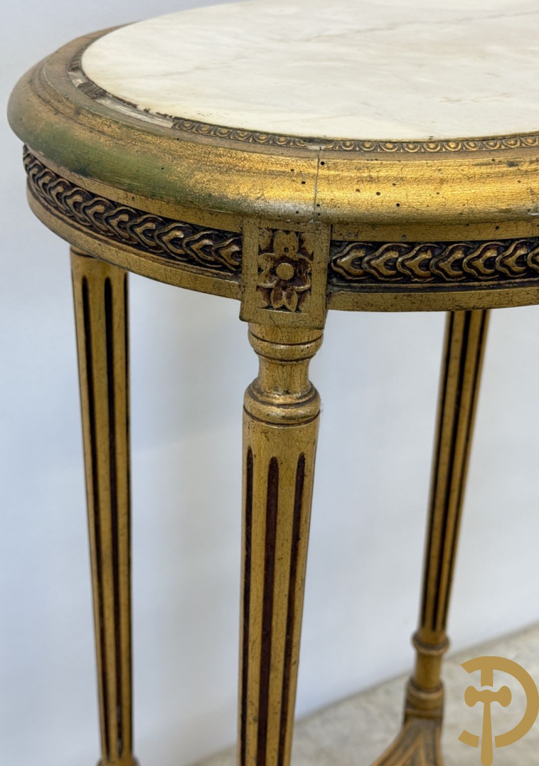 Vergulde Louis XVI bijzettafel met wit marmeren blad op gecanneleerde poten
