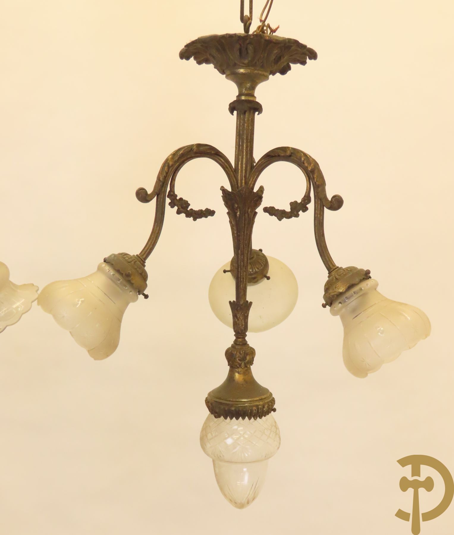 Paar bronzen vierarmige luchters met accanthusranken