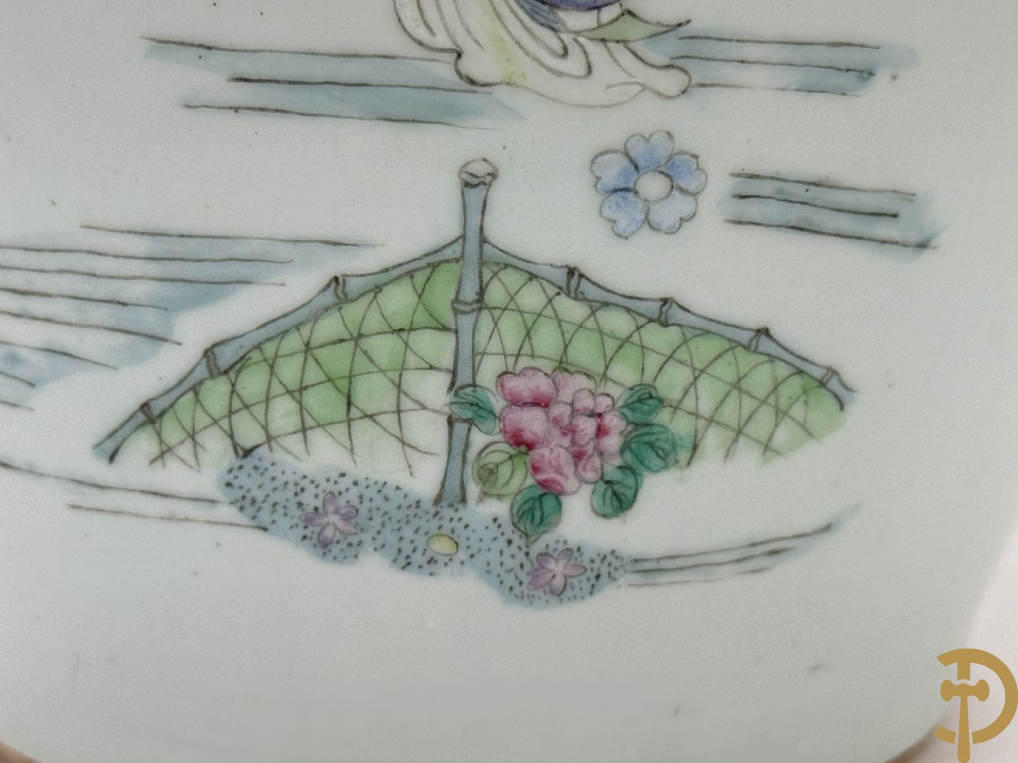 Paar Chinese porseleinen vazen met decor van dames in landschap