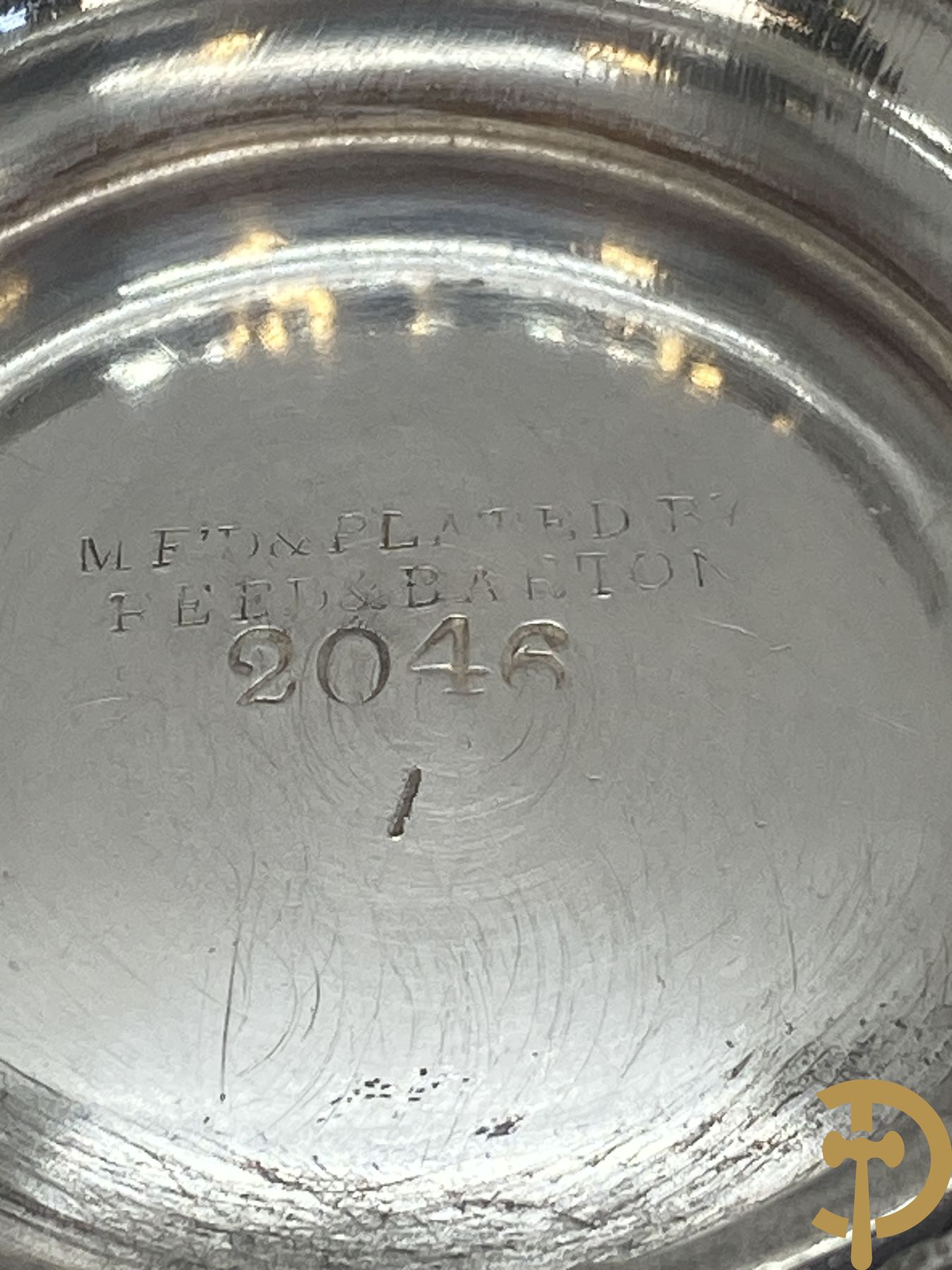 Verzilverd koffiestel MFD & Plated by Reed & Barton 2046 bestaande uit koffiekan, melkkan en suikerpot met ovale medaillons + verzilverde coupe met eekhoorn en rocaille + verzilverde coupe met glas + Verzilverde schenkkan met houten handvat