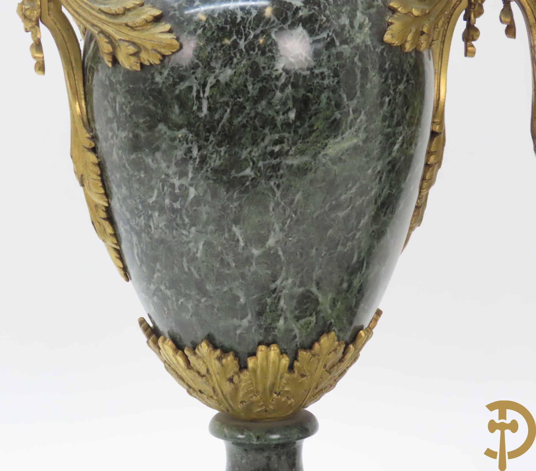 Paar marmeren cassolettes met los deksel, zijdelings bezet met accanthusranken en bloemen