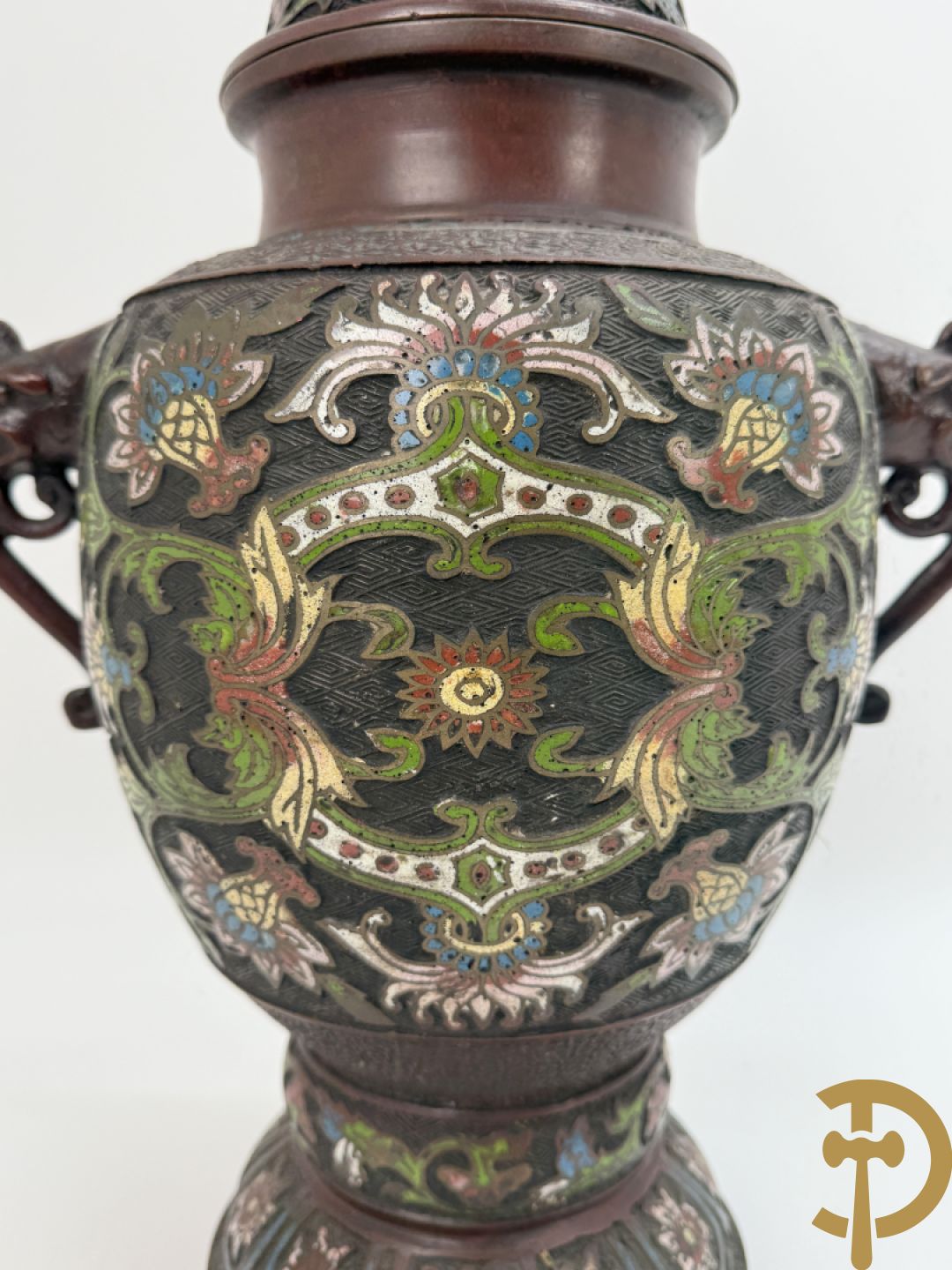 Japanse cloisoné vaas met fo-hond en bloemenmotieven