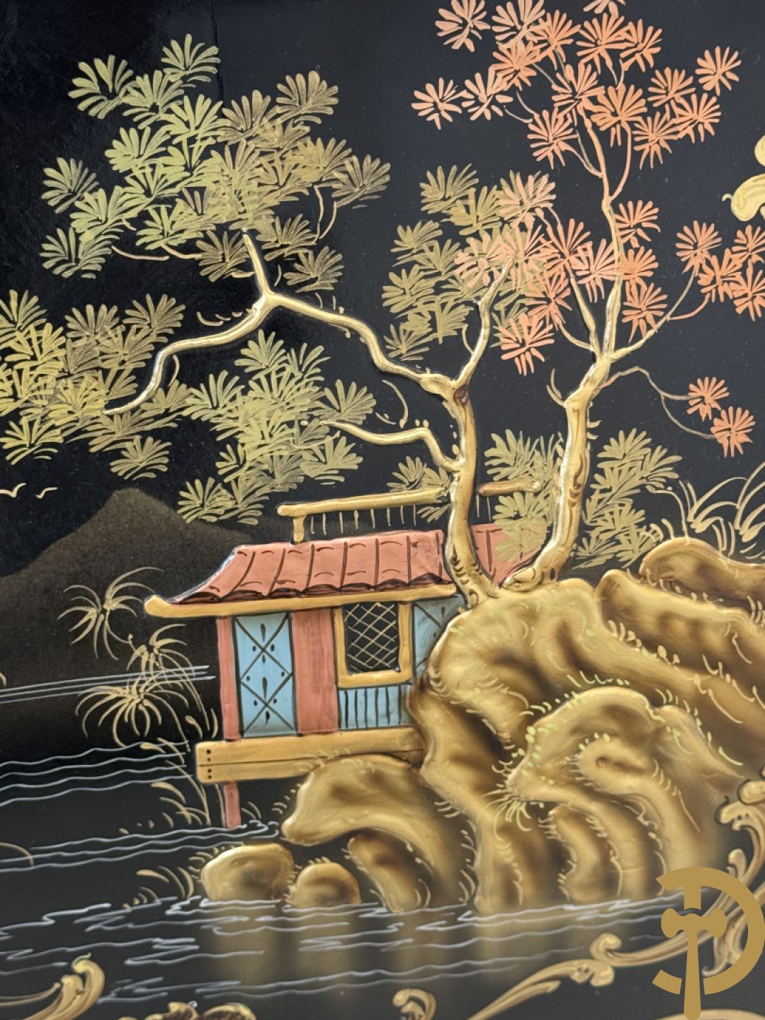 Zwartgelakte gebuikte tweeladencommode met Chinoiserie decor en marmeren blad