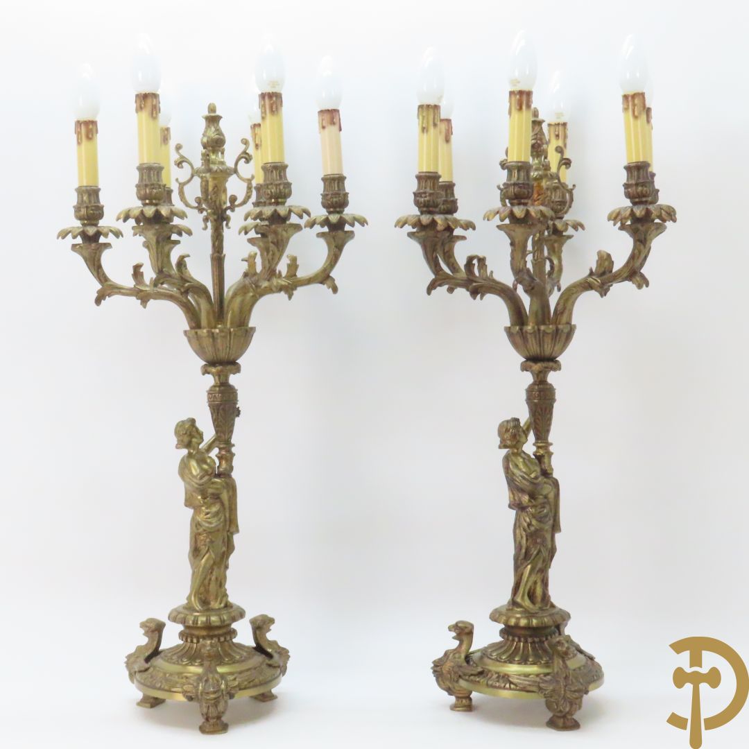 Paar bronzen kandelaars met dame houdende een toorts met 6 kaarsen