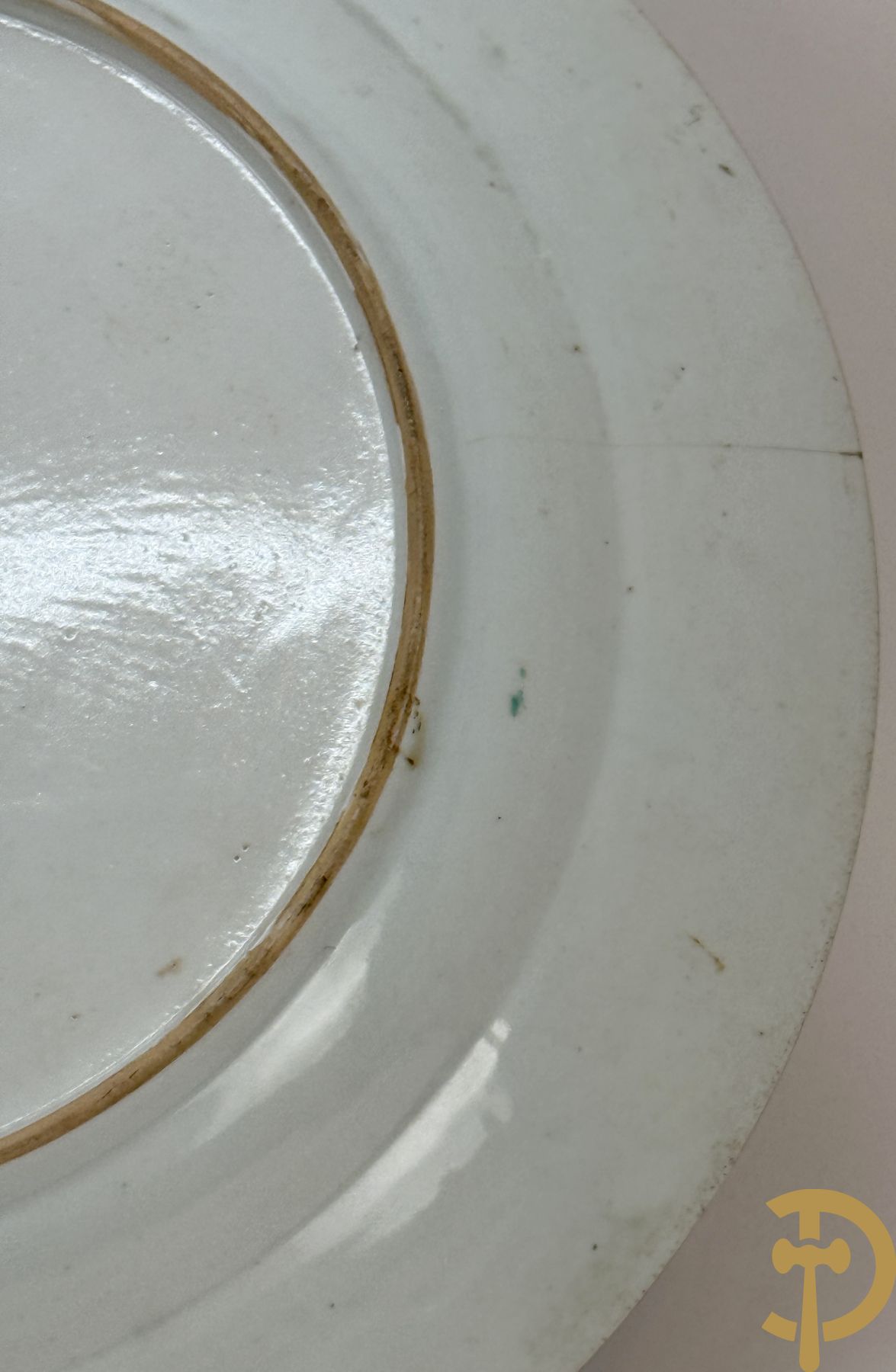 Chinees porseleinen Imari bord met landschapsdecor en bloemen