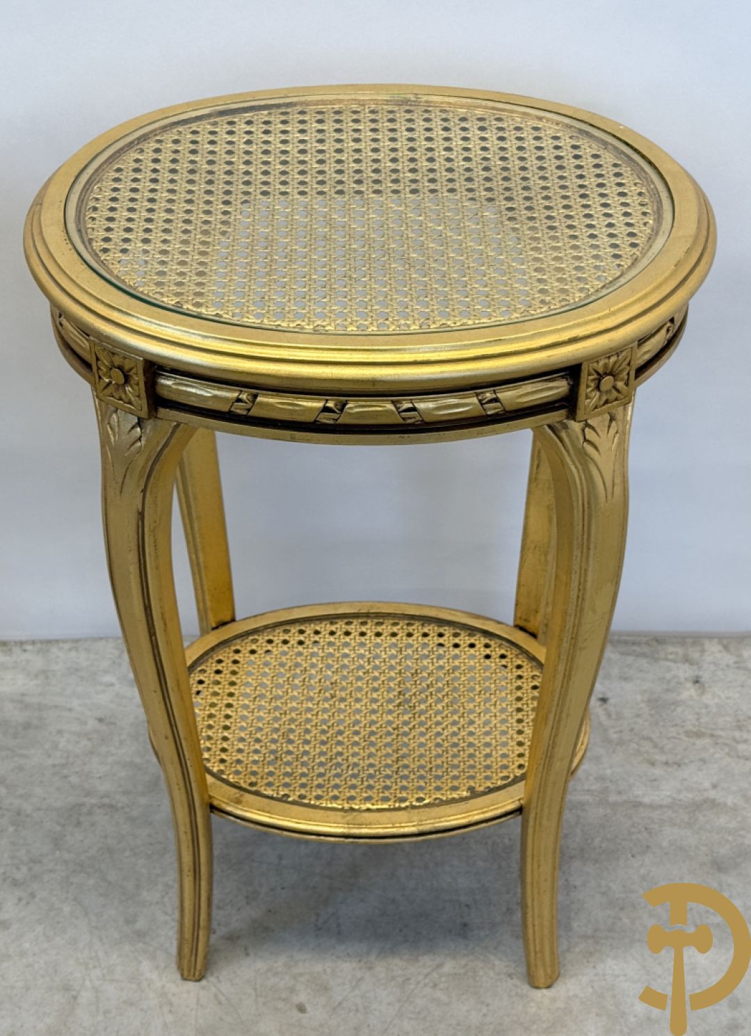 Paar vergulde Louis XVI bijzettafeltjes met cannage op voluutvormige poten