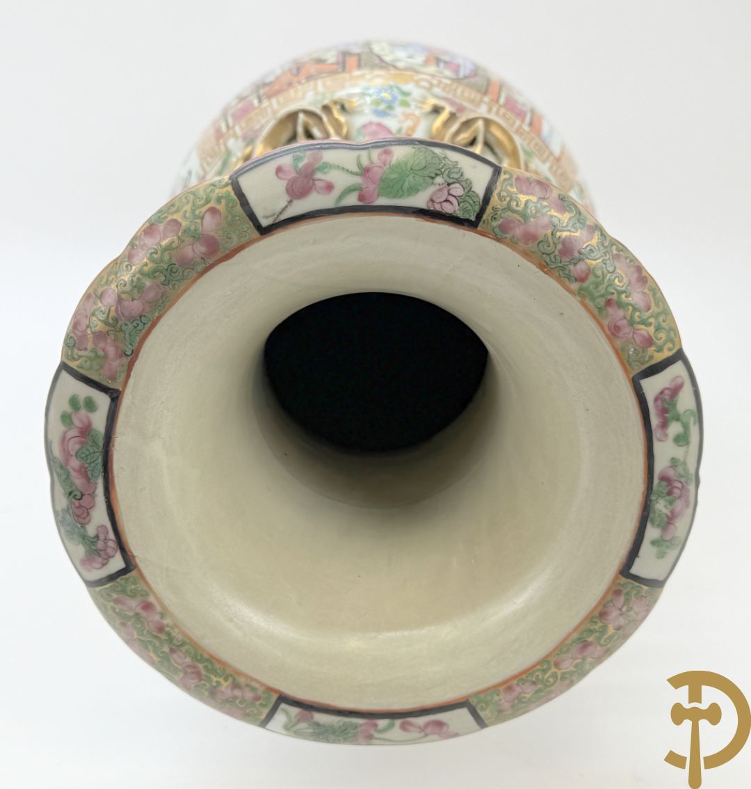 Chinese porseleinen Kanton vaas met geanimeerde hoftaferelen, natuurmotieven, fauna en floradecor