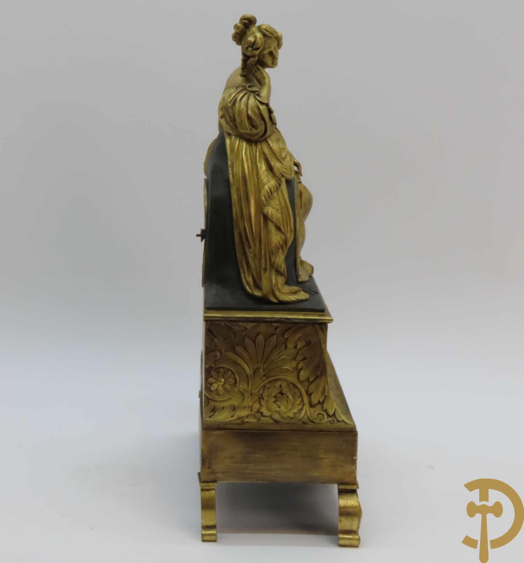 Vergulde bronzen pendule met dame, Charles X