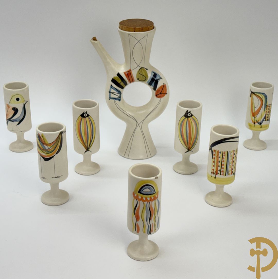 Whisky schenkvaas en 7 keramieken bekers met verschillende decors, Capron Vallauris