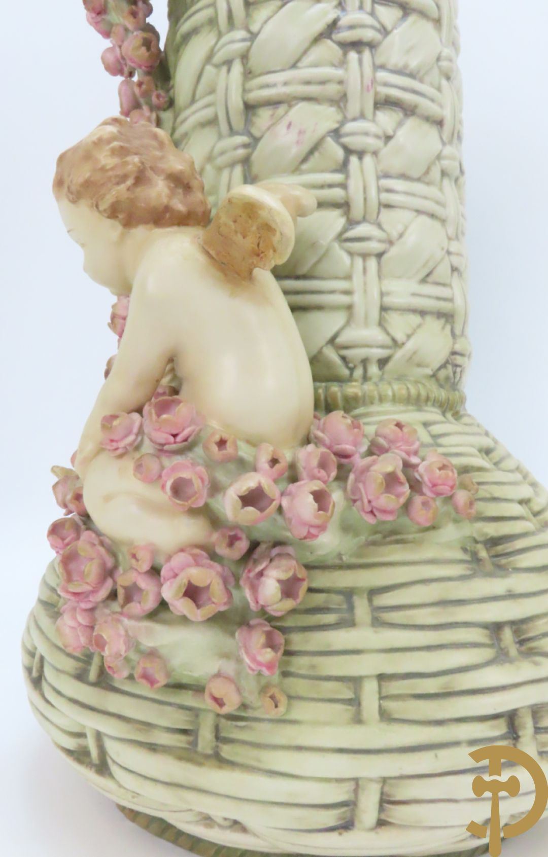 Paar meerkleurige faience vazen,  Austria gemerkt, met cupido