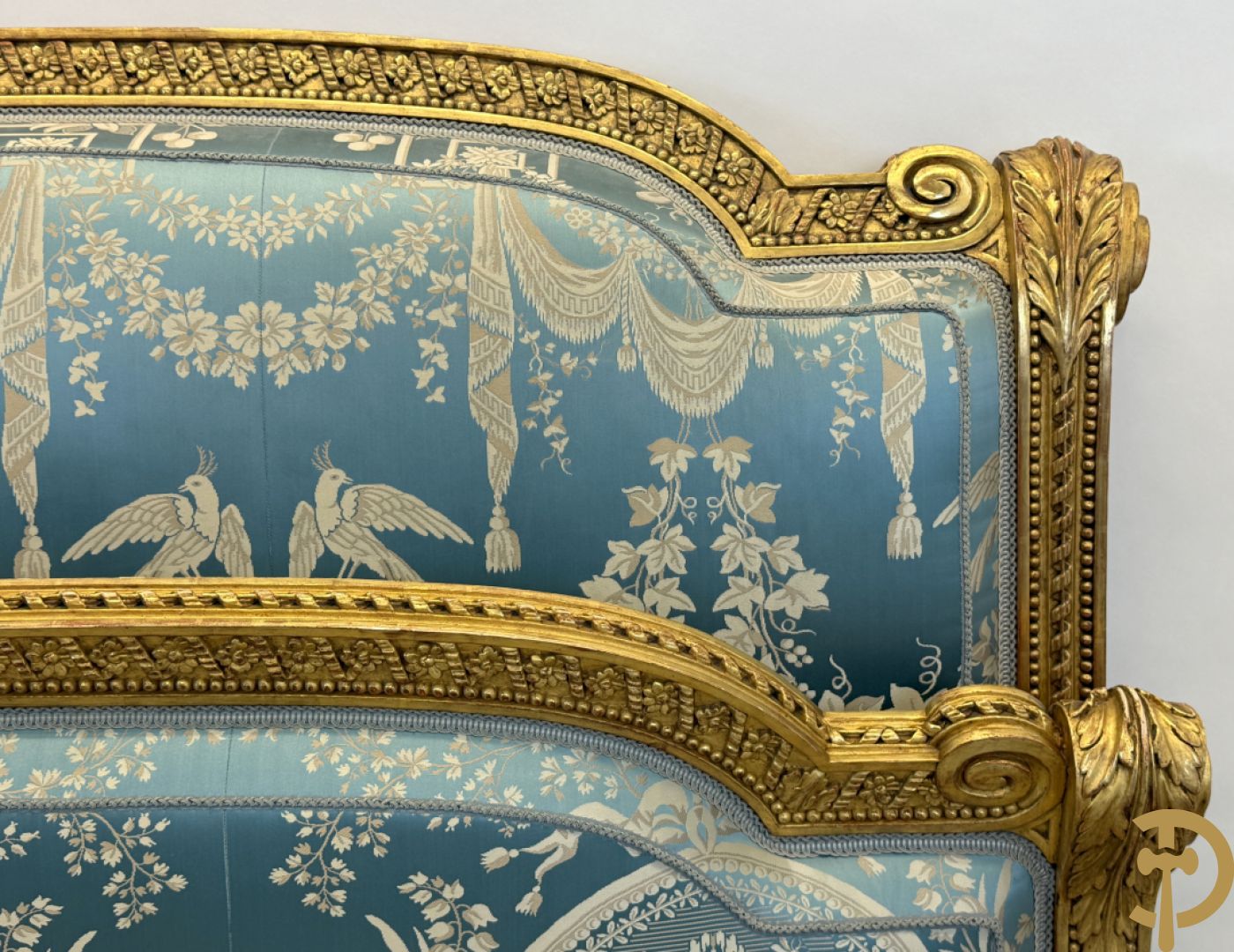 Verguld afgebogen Louis XVI bed met accanthusranken en voluutvormige ornamenten, mooi gestoffeerd met florale motieven