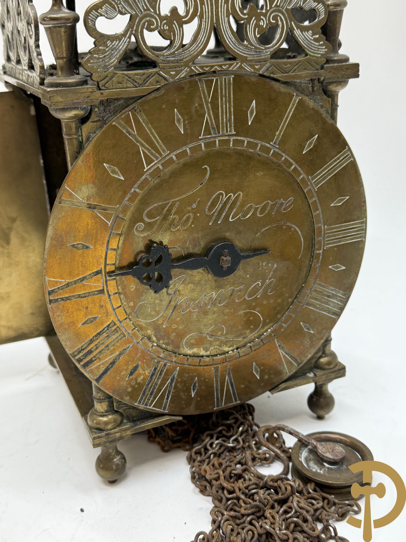 Twee koperen lantaarnklokken, gemerkt Tho Moore Ipswich waarvan 1 met bijhorende slinger en gewicht en de andere zonder