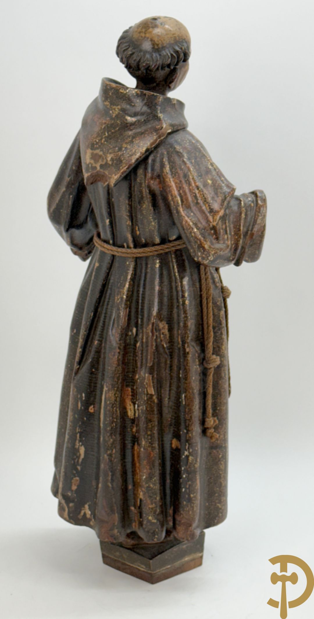 Gepolychromeerde houtsculptuur van Sint Antonius steunend met linkervoet op wereldbol