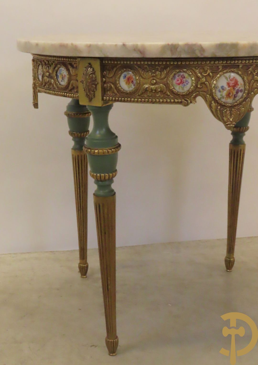 Koperen ronde bijzettafel bezet met porseleinen plakkettes