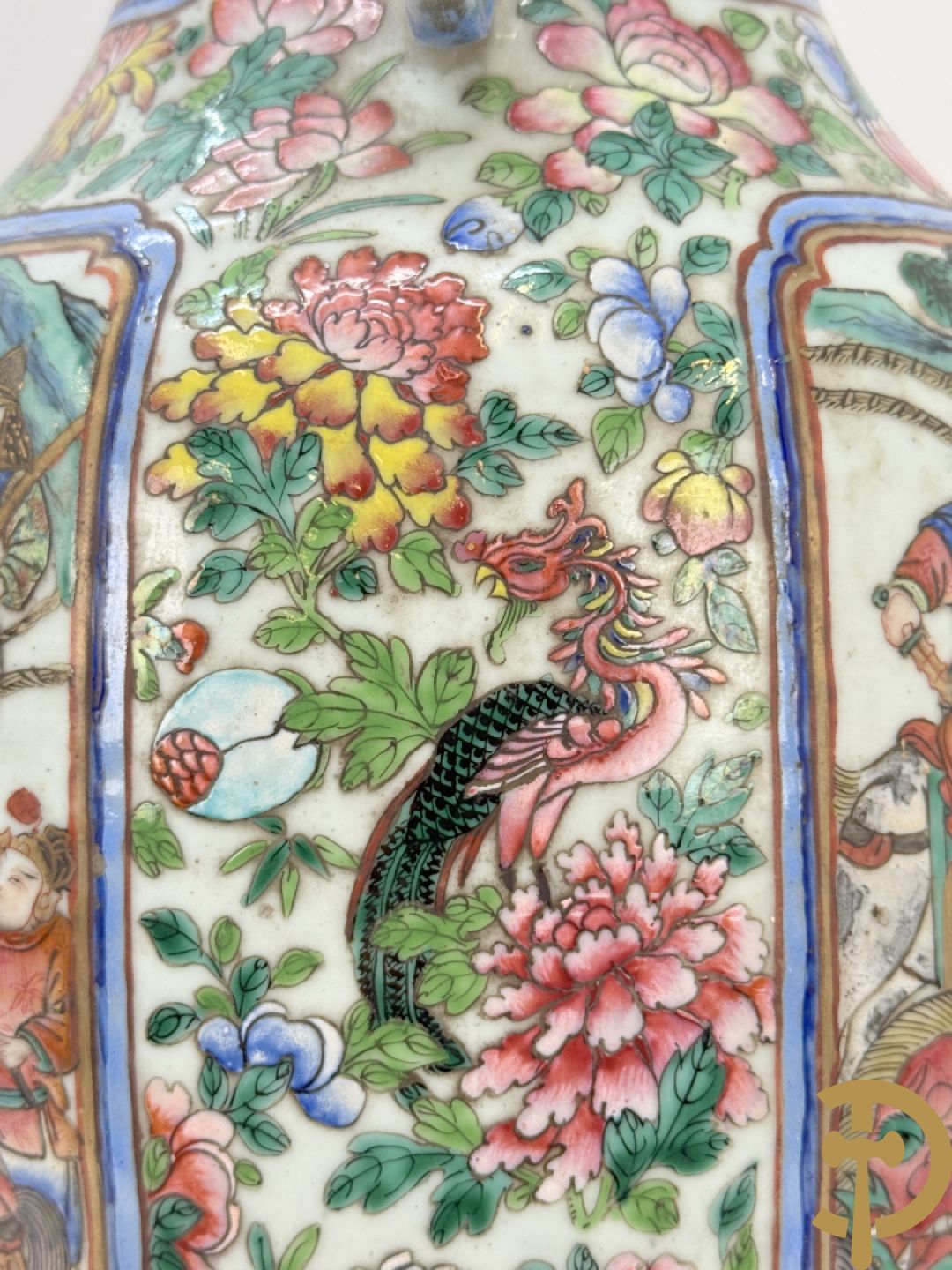 Chinese porseleinen vaas met geanimeerd krijgerdecor en vogeltaferelen