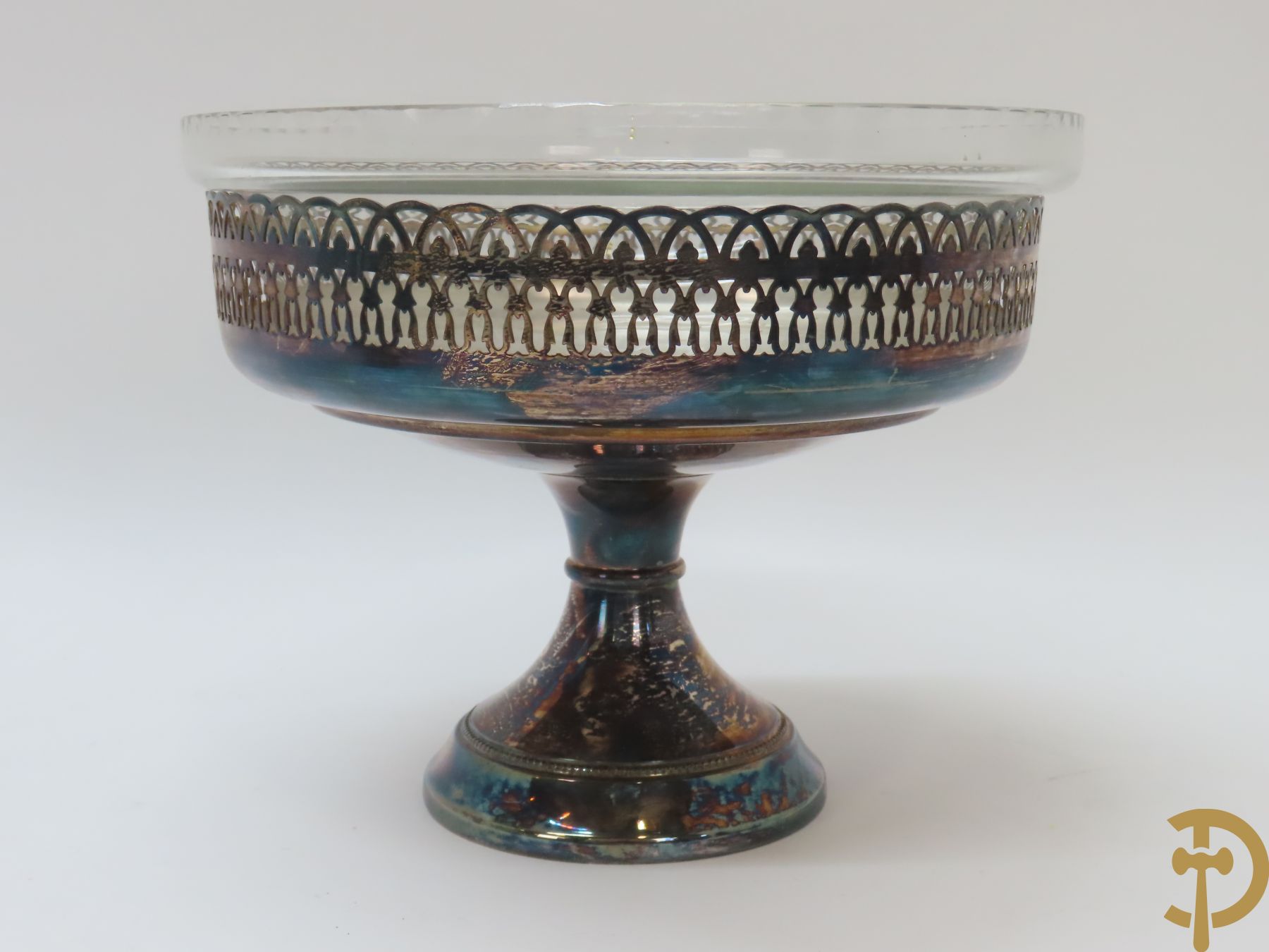 Verzilverd koffiestel MFD & Plated by Reed & Barton 2046 bestaande uit koffiekan, melkkan en suikerpot met ovale medaillons + verzilverde coupe met eekhoorn en rocaille + verzilverde coupe met glas + Verzilverde schenkkan met houten handvat