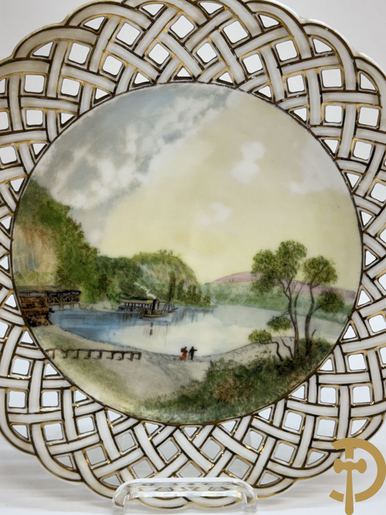 Acht handbeschilderde geajoureerde porseleinen borden met landschapsdecor, onderaan gemerkt