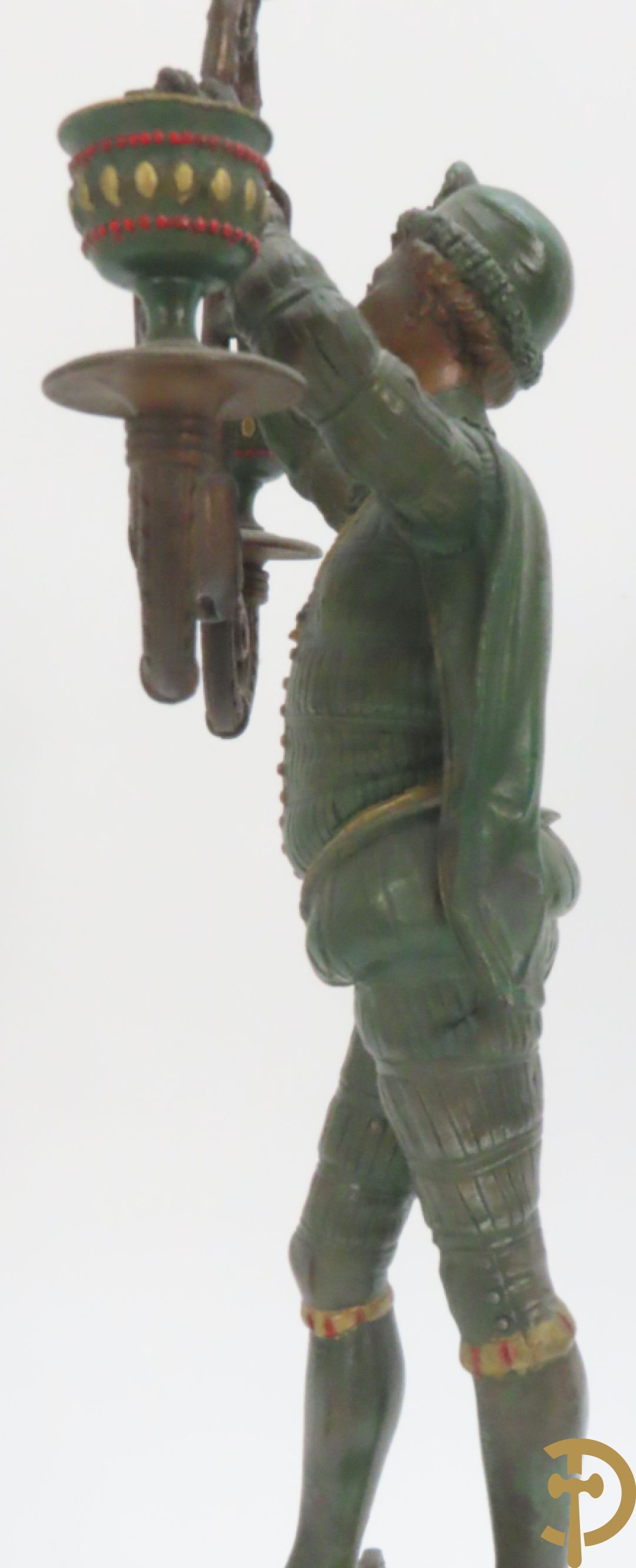 Driedelige kunstbronzen garnituur bestaande uit pendule met paar schakende edelheren, bezet met kariatiden - geflankeerd door paar driearmige kandelaars gehouden door 2 edelheren