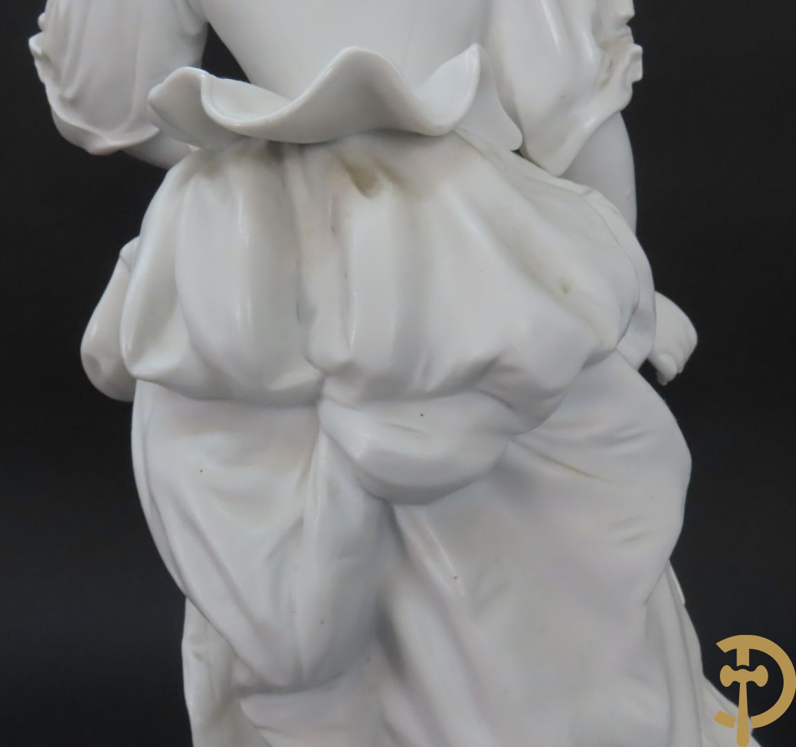 Paar grote witte biscuits van elegant koppel, onderaan gemerkt AM